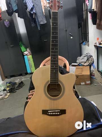 Acoustic guitar deals under 4000