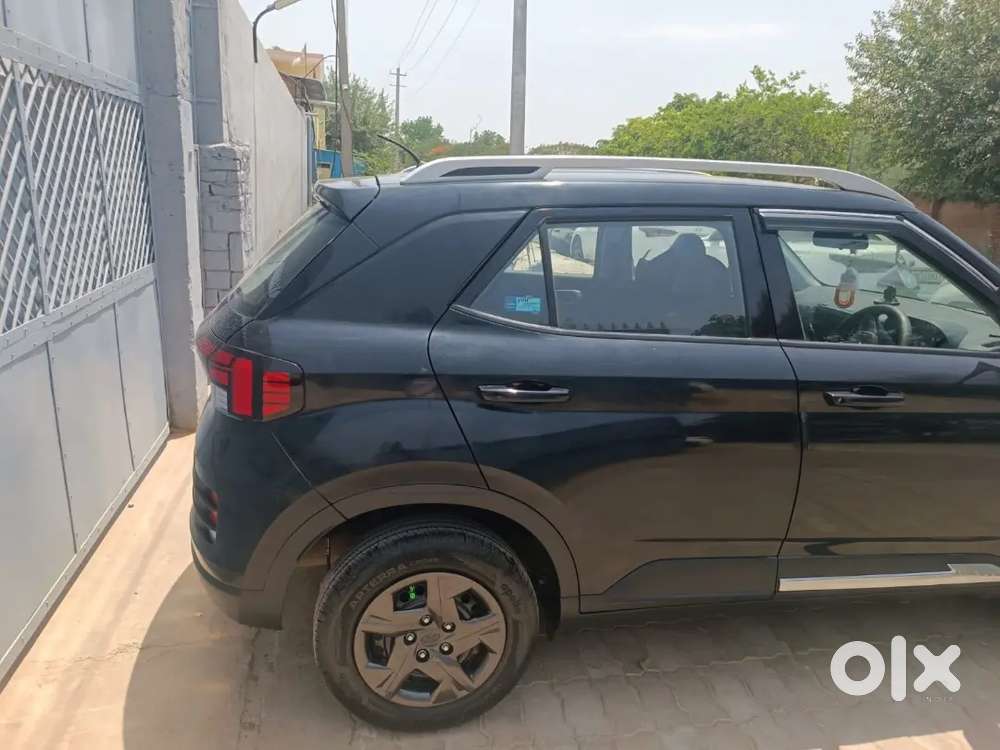 Hyundai Venue 2025 Petrol 13000 Km Driven