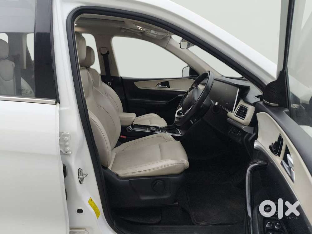 Mahindra Xuv700 2.0 Ax 7 Petrol At Luxury Pack Str, 2023, Petrol