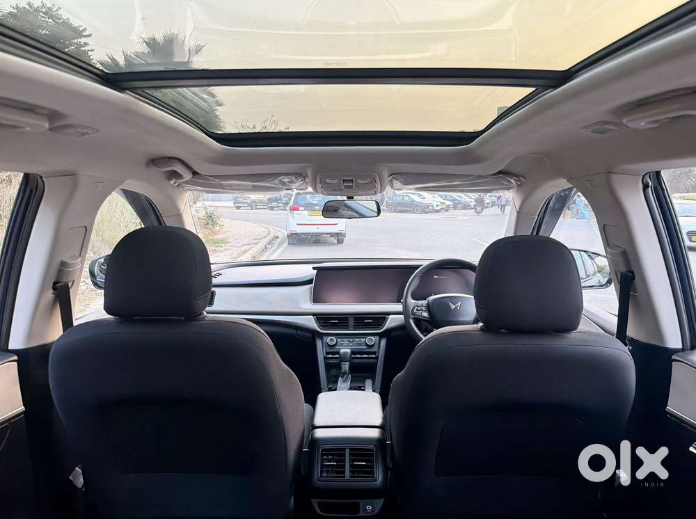 Mahindra Xuv700 2.0 Ax 5 Petrol At Str, 2022, Petrol