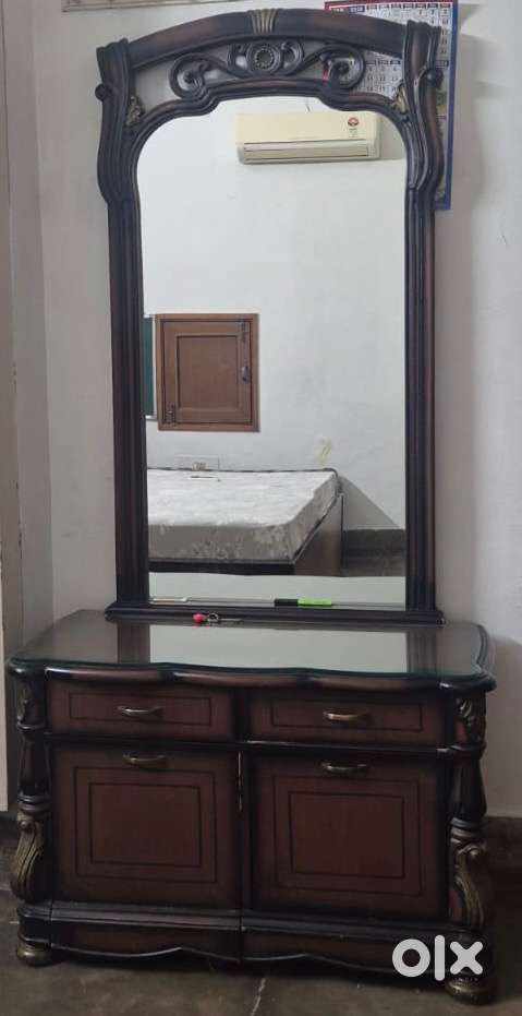 Elegant traditional wooden dressing table with large mirror & storage