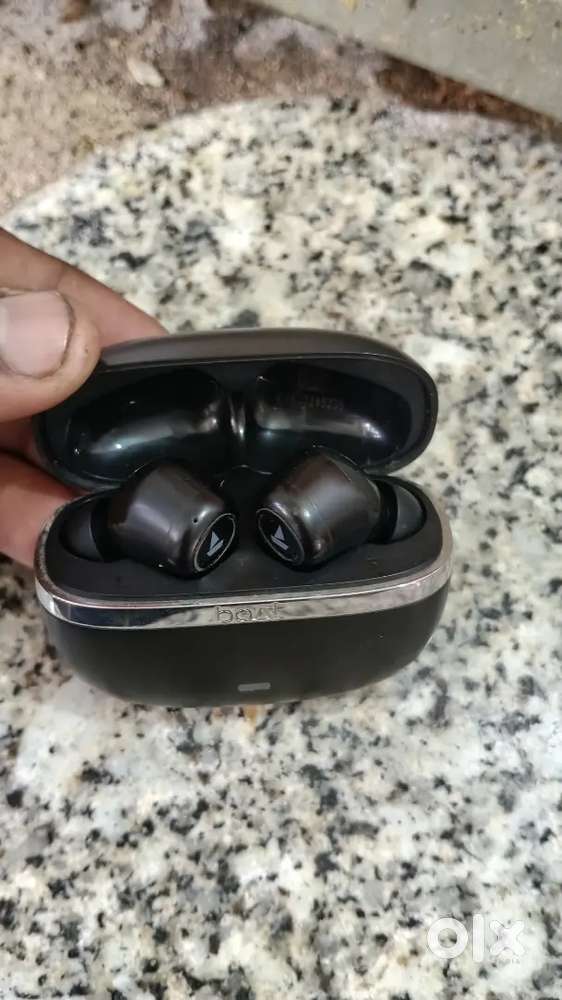 Very nice sound cwality, black colour, wonderful bettry backup