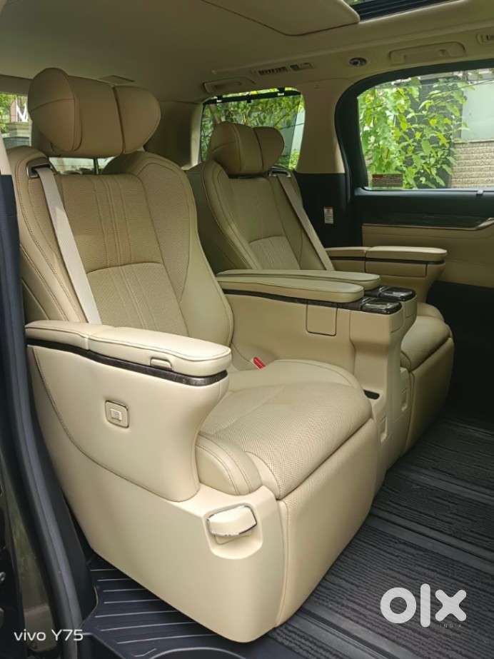 Toyota Vellfire 2.5 Executive Lounge, 2021, Cng & Hybrids