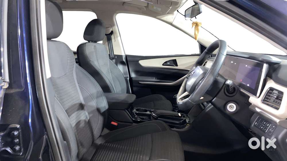 Mahindra Xuv700 2.0 Ax 5 Petrol Mt 7 Str, 2021, Petrol