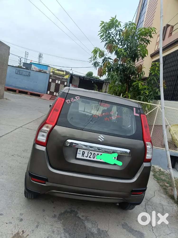 Piwar Petrol Car Ek Hat Chali Hui