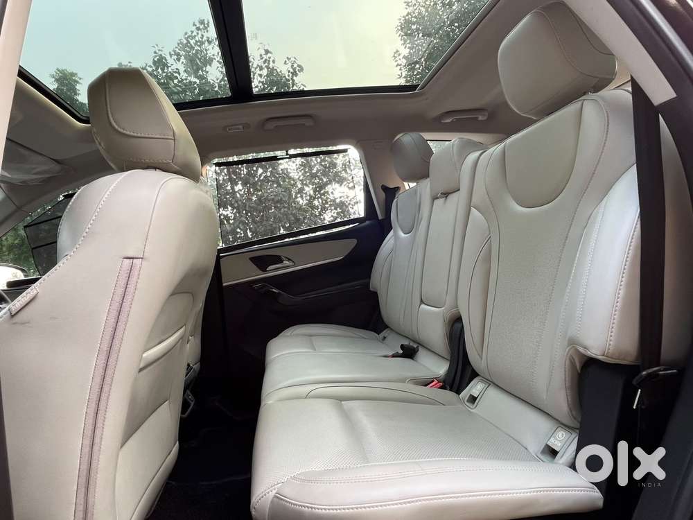 Mahindra Xuv700 2.0 Ax 7 Petrol At Str, 2024, Petrol