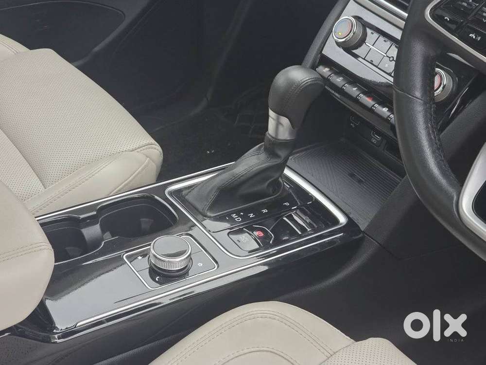 Mahindra Xuv700 2.2 Ax 7 Diesel At Luxury Pack Str Awd, 2022, Diesel