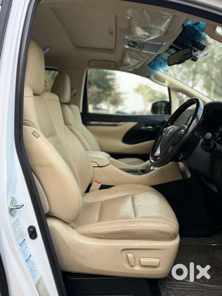 Toyota Vellfire 2.5 Executive Lounge, 2022, Petrol