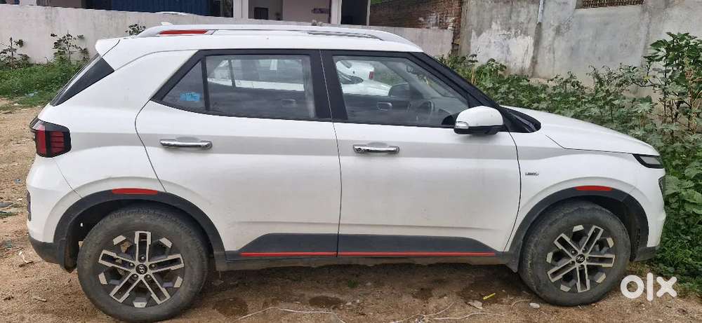 Hyundai Venue 2023 Petrol Well Maintained