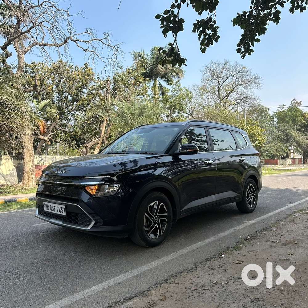 Kia Carens 2022 Diesel Next To Showroom