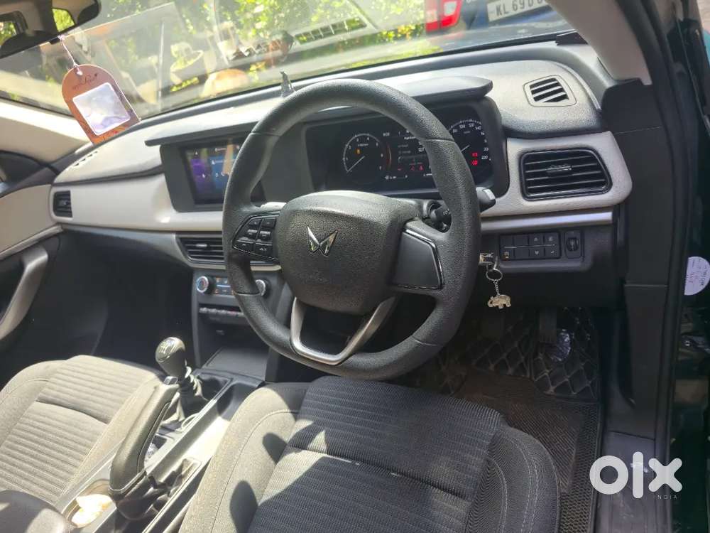 Mahindra Xuv700 Diesel Mt 7str 2025