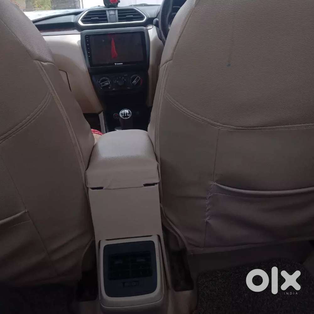 इसमें बैक कैमरा और एलईडी है और इंश्योरेंस भी पूरा है और परमिट कंप्लीट