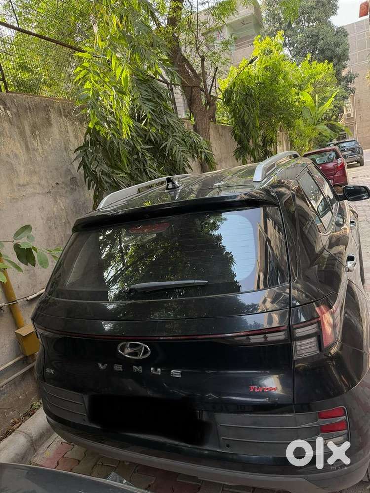 Hyundai Venue 2022 Petrol 25000 Km Driven