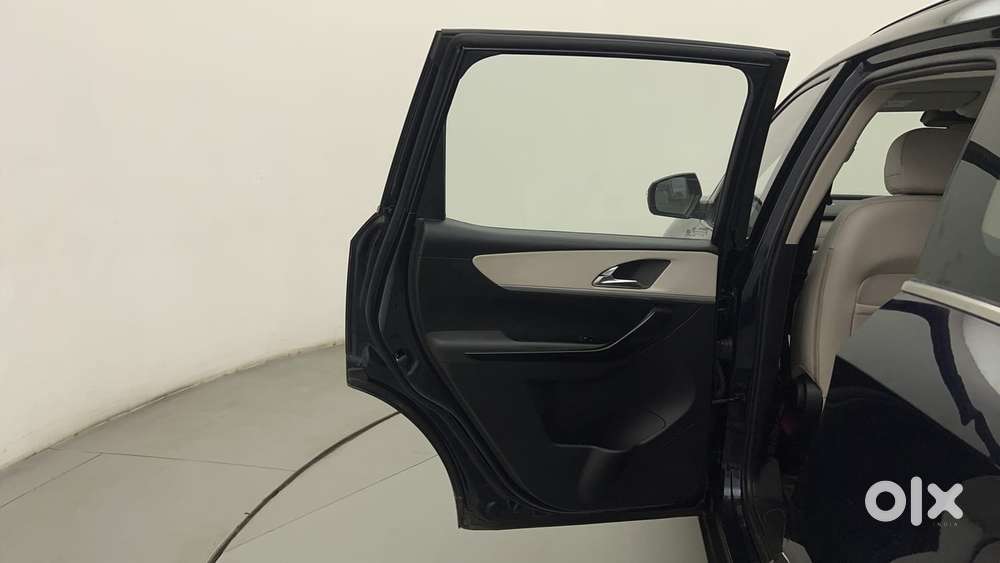 Mahindra Xuv700 2.0 Ax 7 Petrol At Str, 2021, Petrol