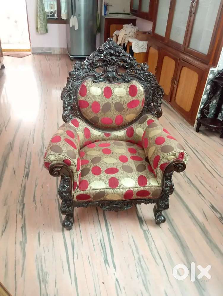 Well maintained sofas for sale