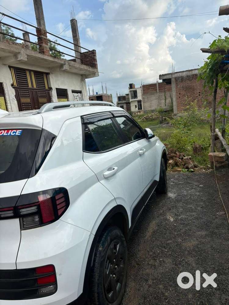 Hyundai Venue 2024 Petrol Well Maintained