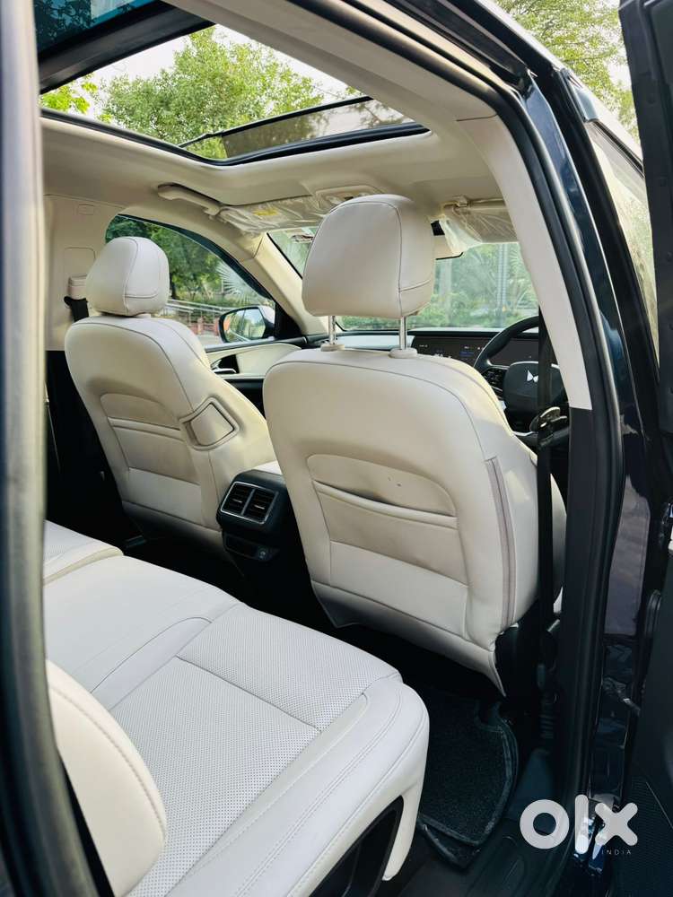 Mahindra Xuv700 2.0 Ax 7 Petrol Mt Str, 2025, Petrol