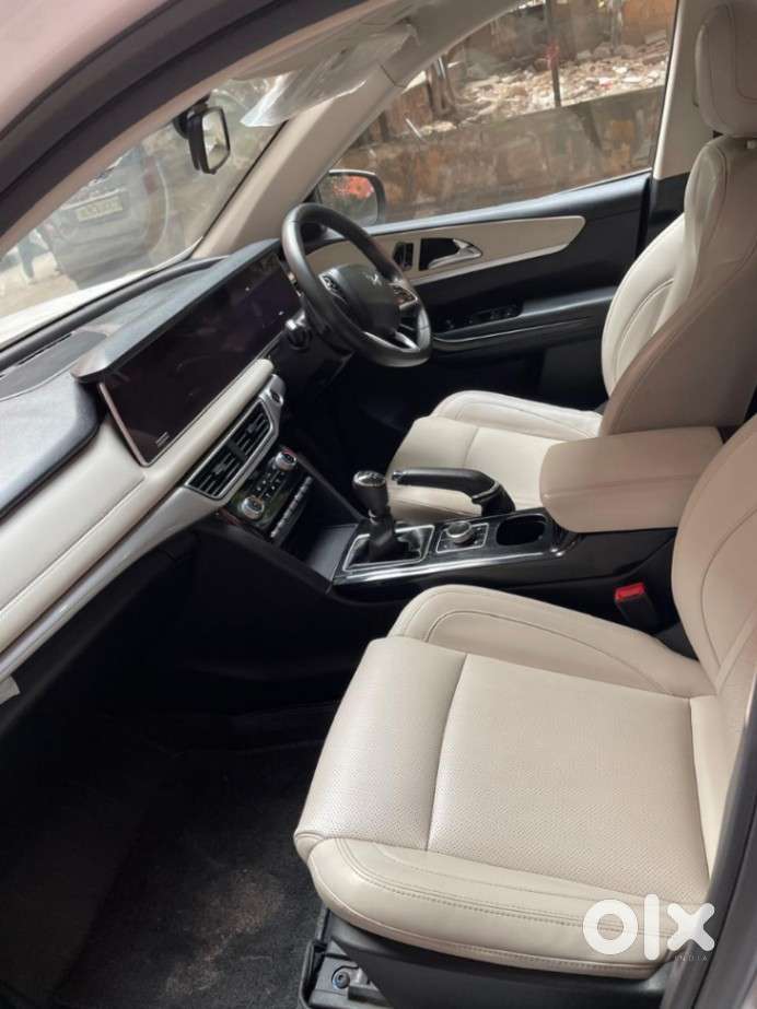 Mahindra Xuv700 2.0 Ax 7 Petrol Mt Str, 2022, Petrol