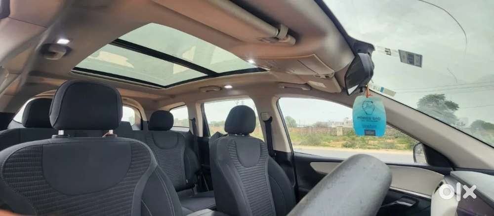 Mahindra Xuv700 2.2 Ax 5 Diesel At Str, 2022, Diesel