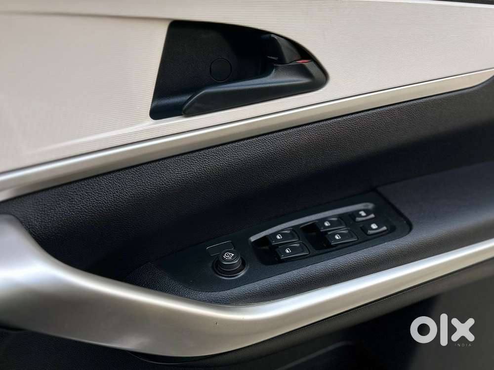 Mahindra Xuv700 2.0 Mx Petrol Mt 5 Str, 2024, Petrol