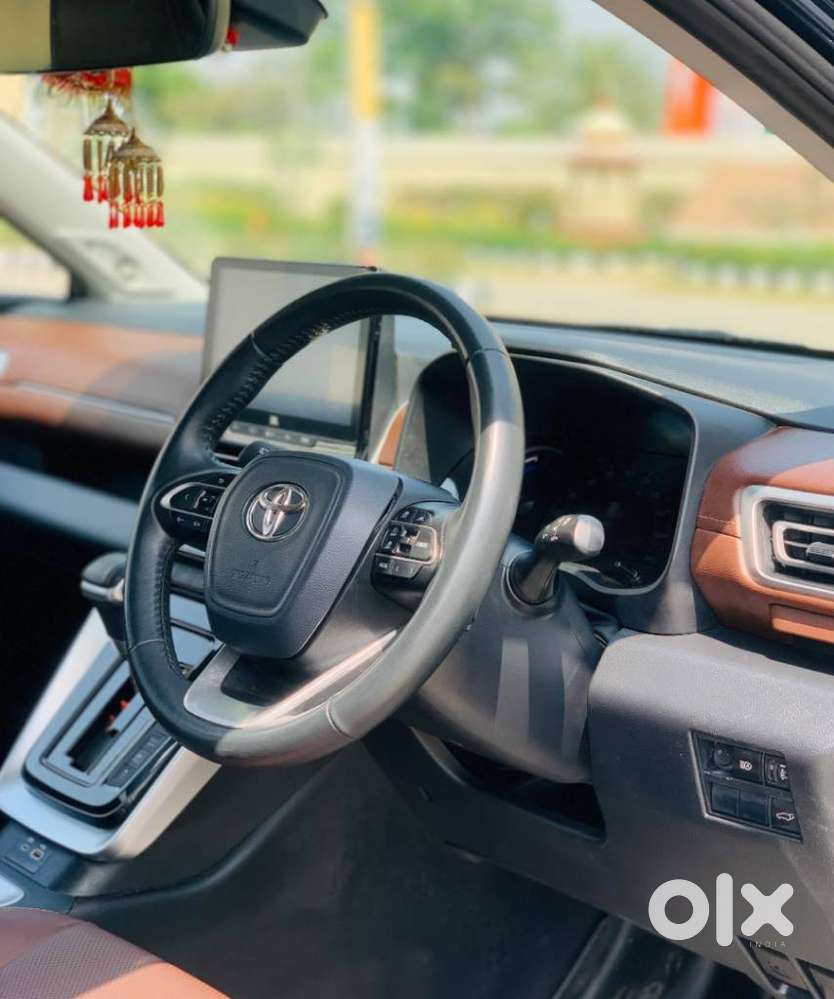 Toyota Innova Hycross 2.0 Zx (o) Hybrid 7 Str, 2023, Petrol