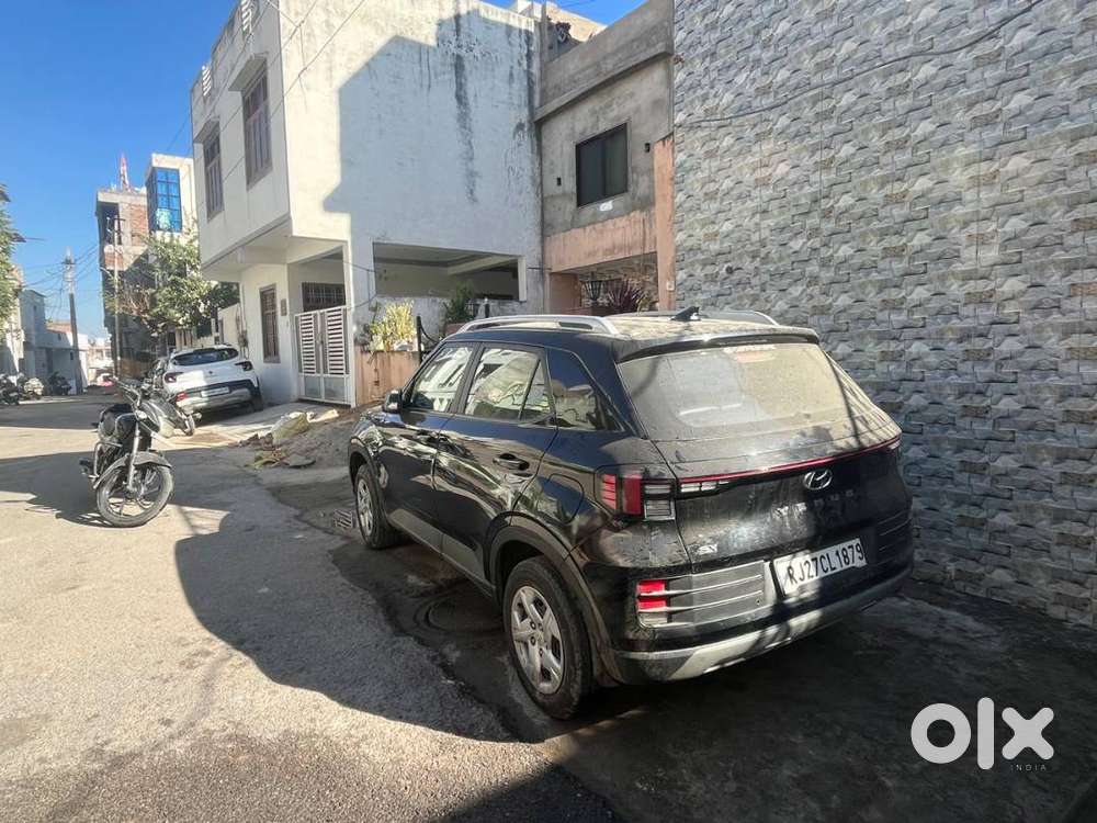 Hyundai Venue Sx Sunroof 2022  Single Owner  24,350 Km  Black