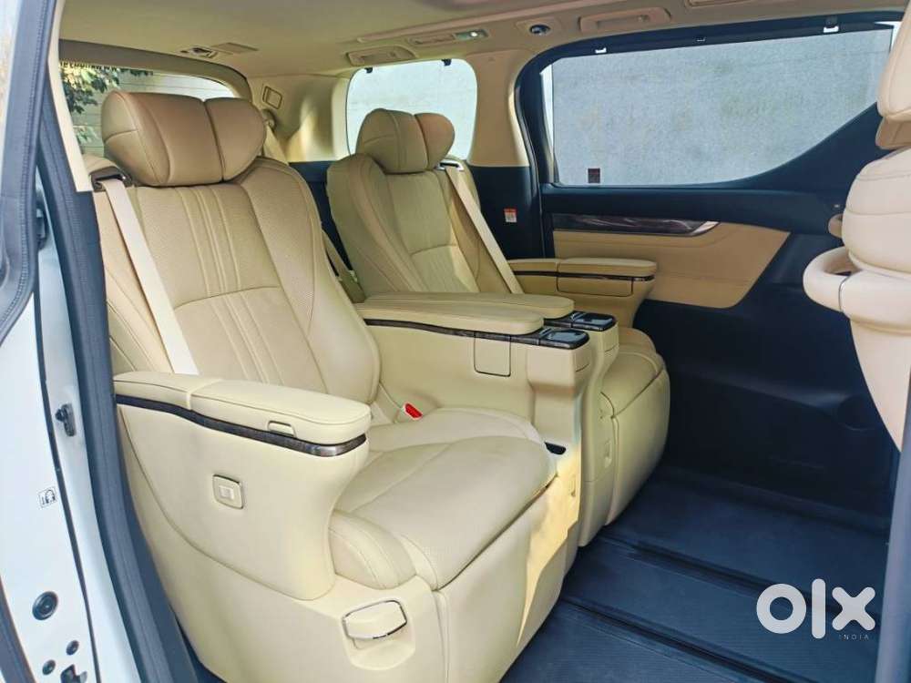 Toyota Vellfire 2.5 Executive Lounge, 2023, Petrol