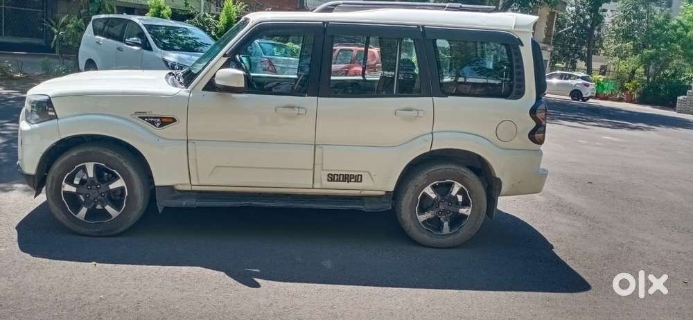 Mahindra Scorpio S10, 2015