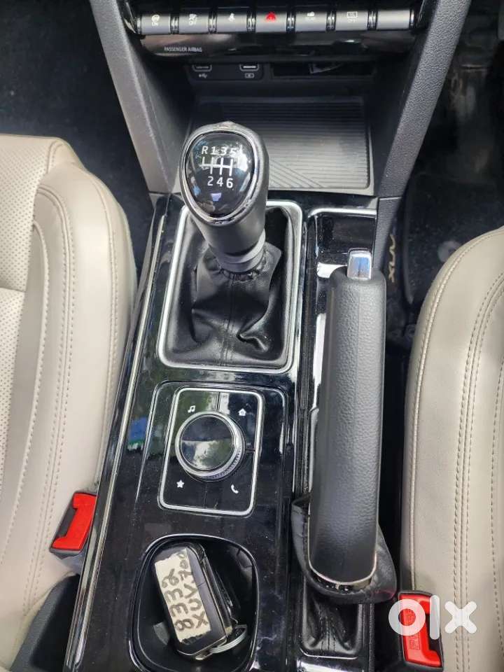 Mahindra Xuv700 2.0 Ax 7 Petrol Mt Str, 2025, Petrol
