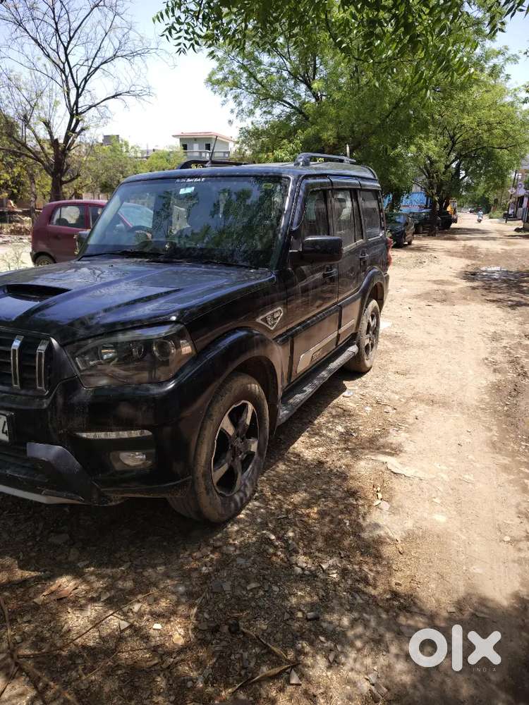 ब्लैक स्कॉर्पियो बेचनी है