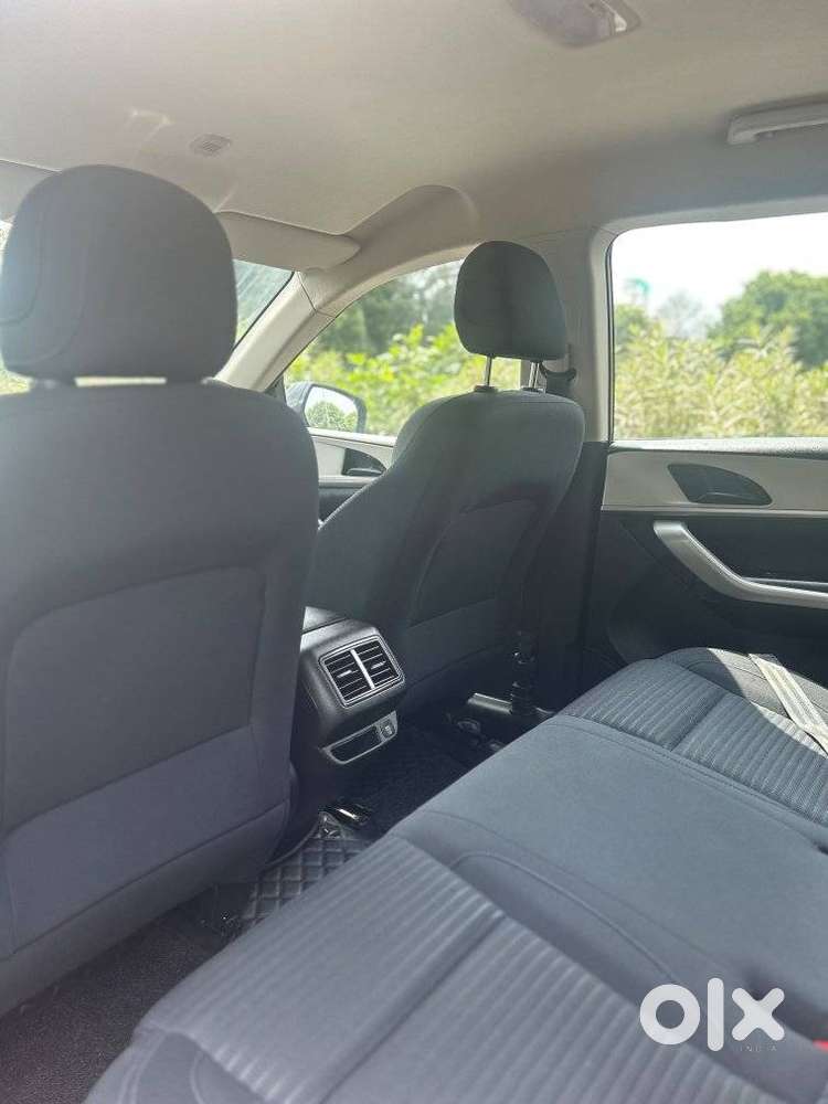 Mahindra Xuv700 2.0 Mx Petrol Mt 5 Str, 2023, Petrol
