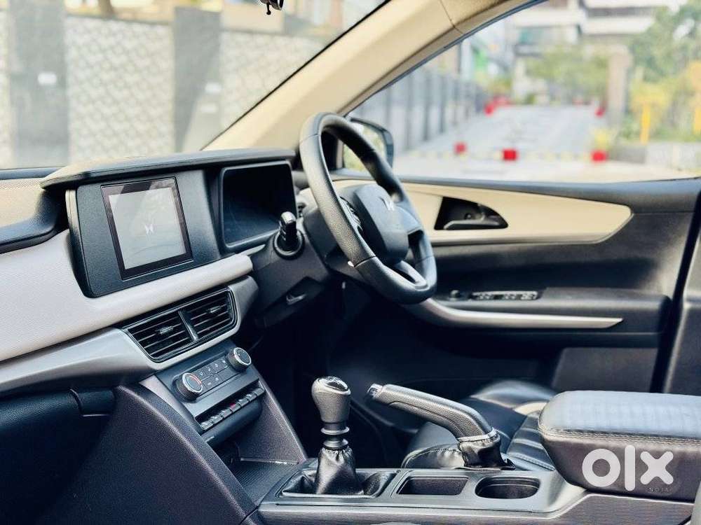 Mahindra Xuv700 2.0 Mx Petrol Mt 5 Str, 2023, Petrol