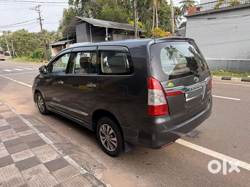 Toyota Innova 2.5 V / 7 Str/ 2015 Model/ 2016 Registration/ Hr Number