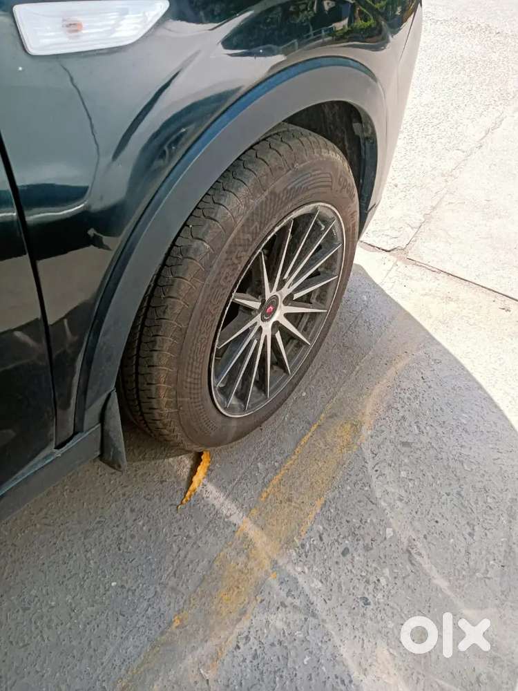 Mahindra Xuv300 1.2 W4 Petrol 2023