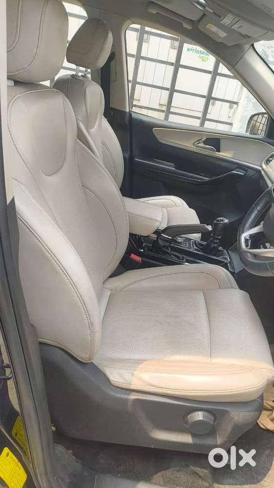 Mahindra Xuv700 2.0 Ax 7 Petrol Mt Str, 2023, Petrol