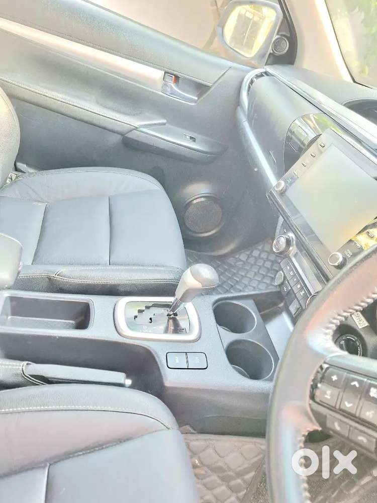 Toyota Hilux Black Edition 2025 4/4