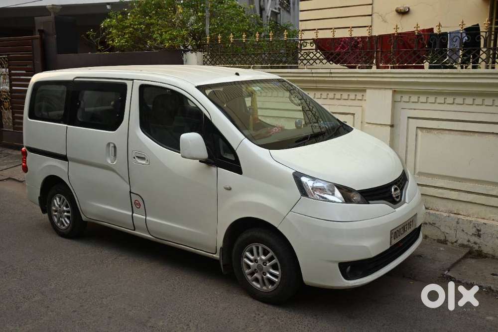 Nissan Evalia Pearl White 7 Seater Muv