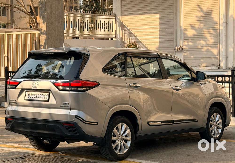 Toyota Innova Hycross