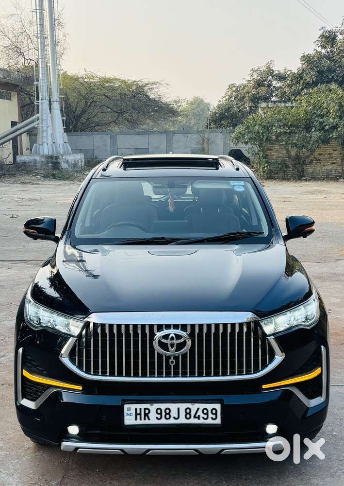 Toyota Innova Hycross