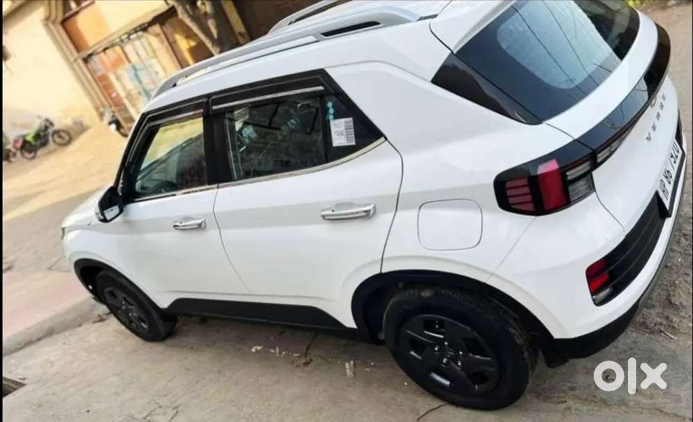 Hyundai Venue 2023 Petrol Well Maintained