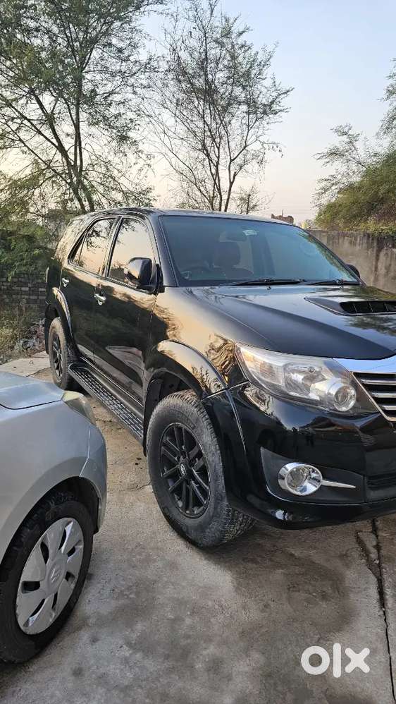 फॉर्च्यूनर बिक्री और बुकिंग के लिए उपलब्ध है।