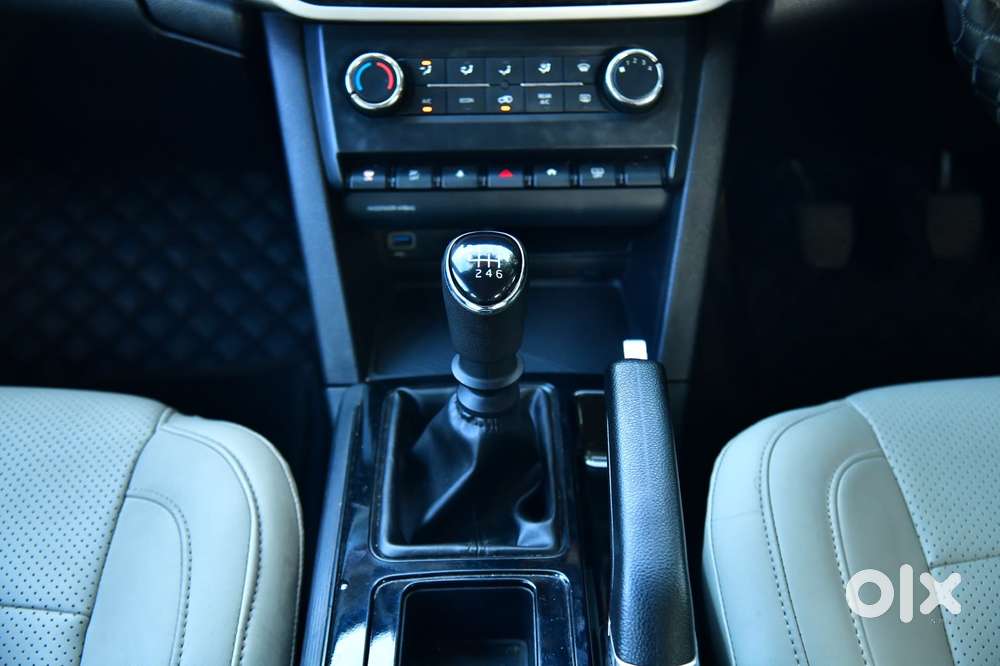 Mahindra Xuv700 Ax 5 Petrol Mt 7 Str (e), 2022, Petrol
