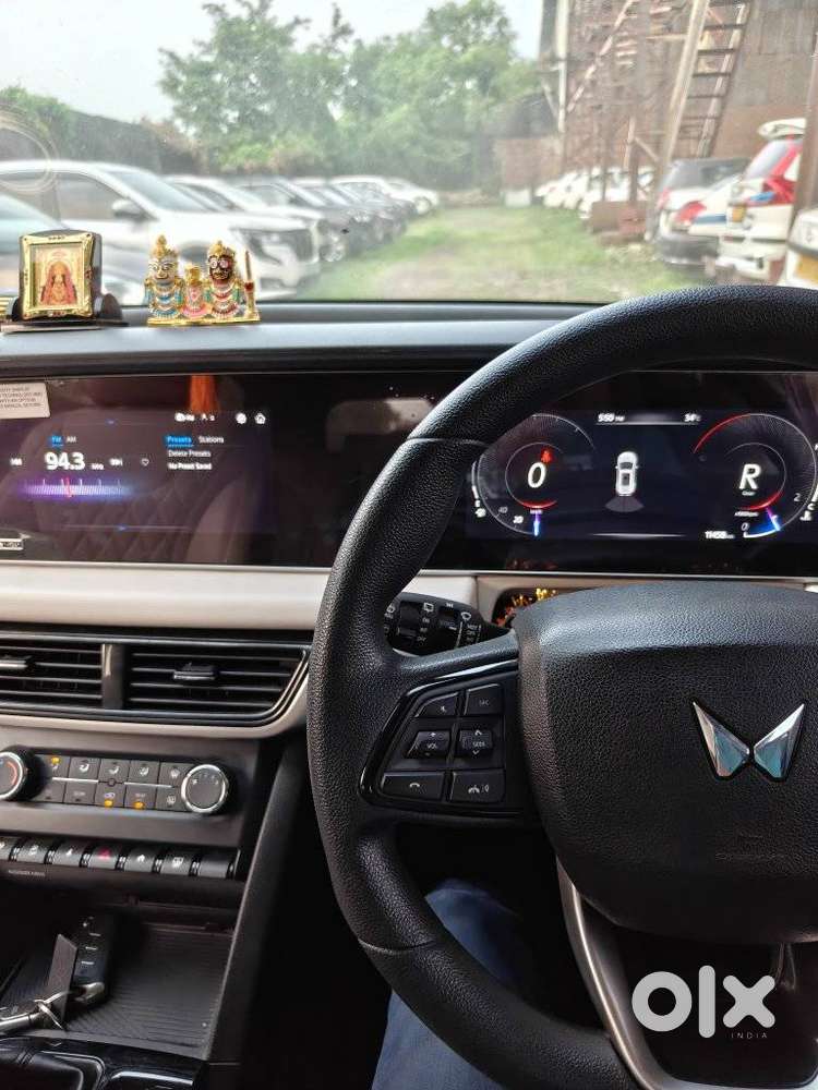 Mahindra Xuv700 Ax 5 Petrol Mt 7 Str (e), 2025, Petrol