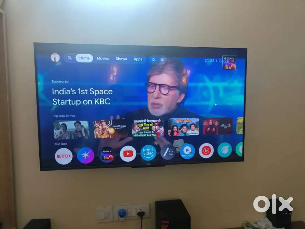 Vu TV 50 inches with original wall mount and remote.I