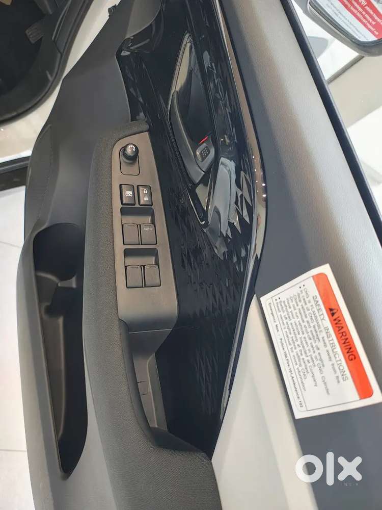 Victoris Lxi Cng White New Showroom Car 0 Km