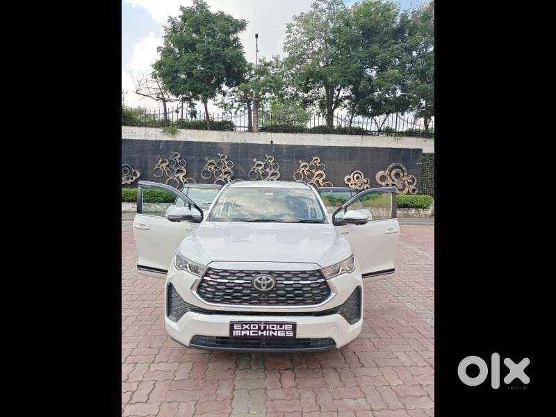 Toyota Innova Hycross