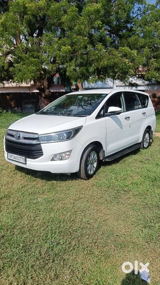 Innova Crysta 2.4 V Diesel White