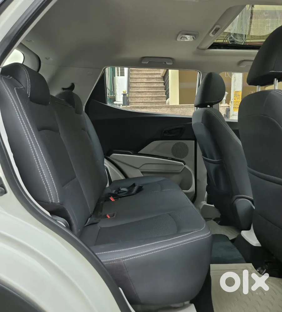 Mahindra Xuv300 W6 Optional With Sunroof Diesel