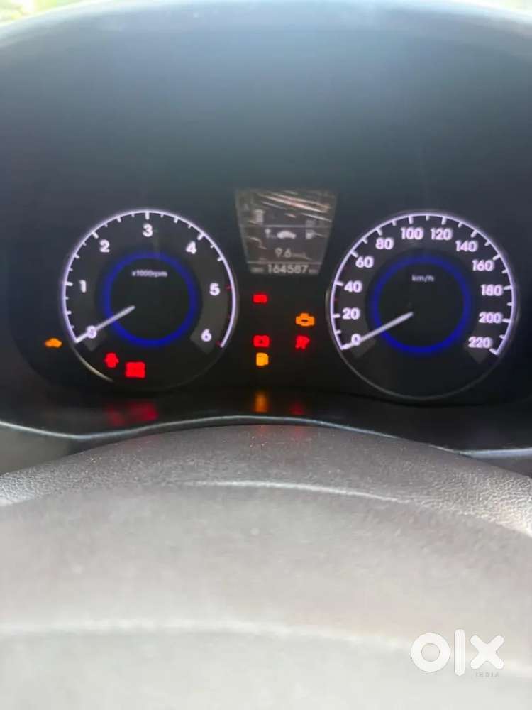 Verna Fluidic 1.6 Sx Thunder Black