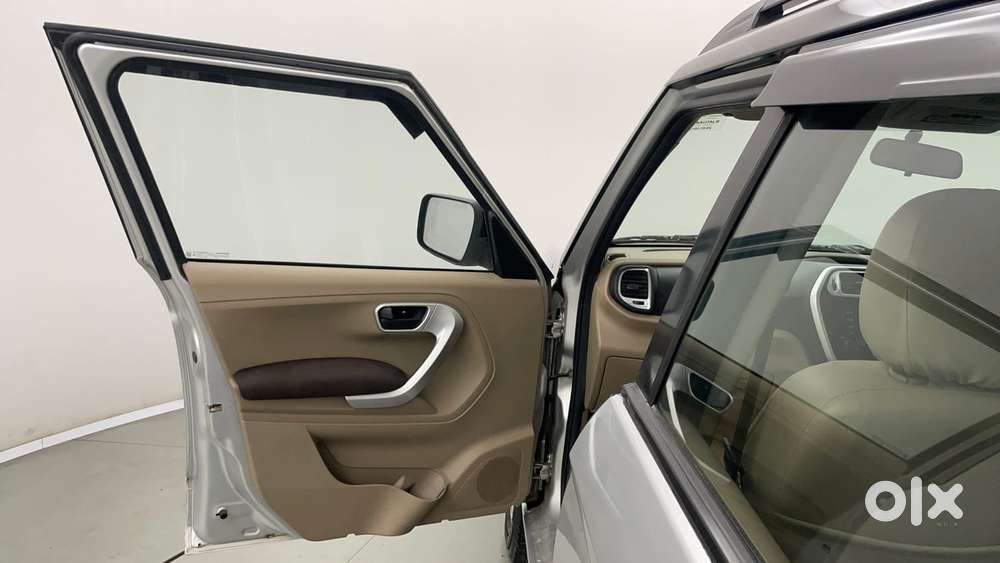 Mahindra Tuv 300 Mhawk100 T8 Dual Tone, 2017, Diesel